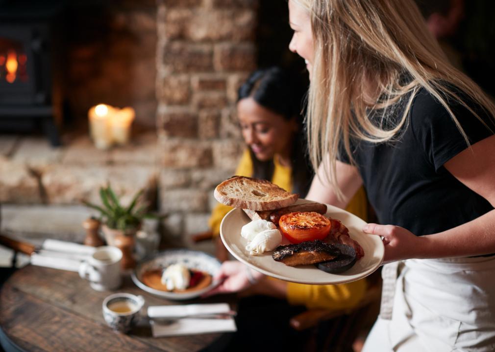 Tipping plummets in Central Florida as restaurant workers face 46% drop